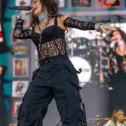 shania-limerickireland070726-pro26