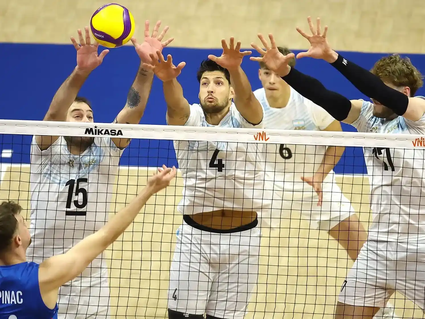 Argentina cayó con Serbia en el inicio de la Voleyball Nations League