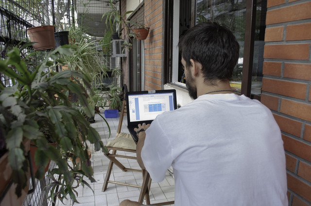 Pasante desde casa realizando pasant&iacute;as remotas en Huellas