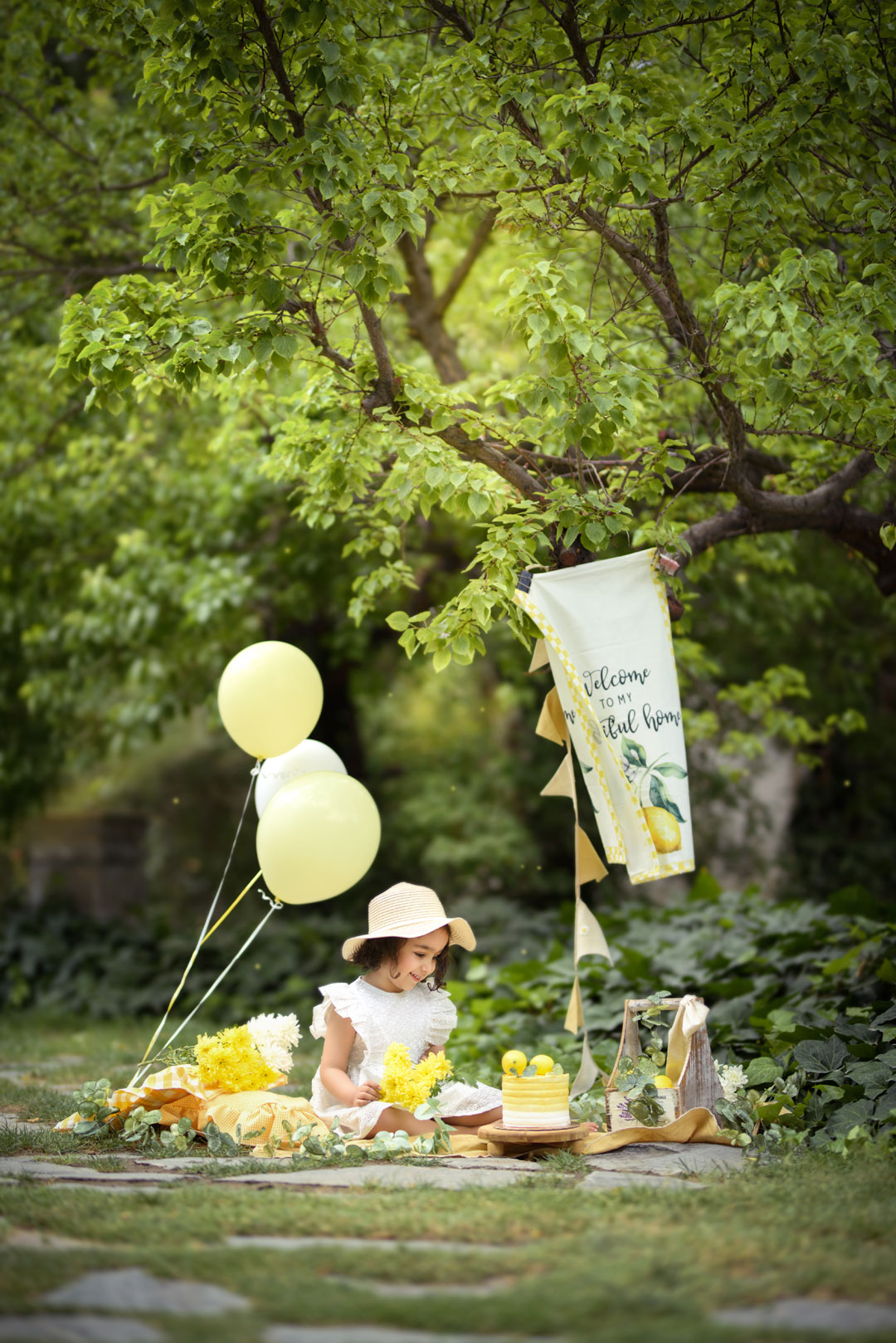 عکس فضای باز کودک در آتلیه کودک نویسا مشهد با ترکیب‌بندی مینیمال