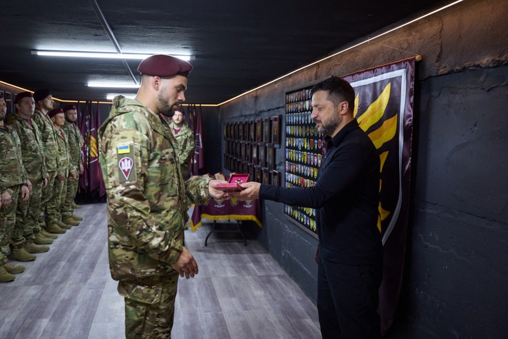Президент вручив орден «Золота Зірка» командиру 95-ї бригади полковнику Руслану Маришеву та ордени військовим бригади
