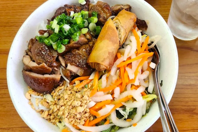 Grilled-Chicken-Spring-Roll-Vermicelli