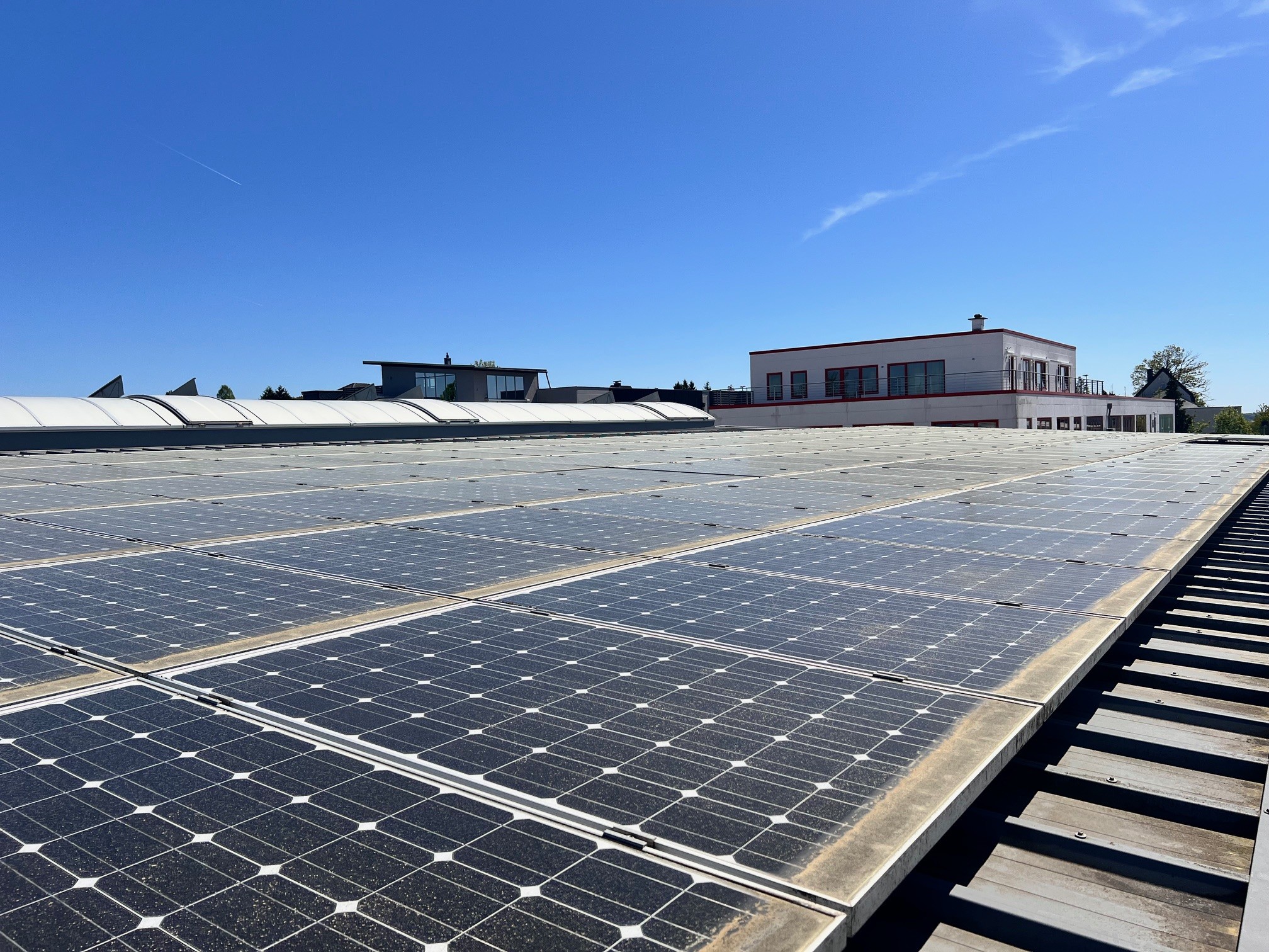 Stark angelaufene, verschmutzte Solarmodule auf einem Industriedach in Bergisch Gladbach vor der Reinigung