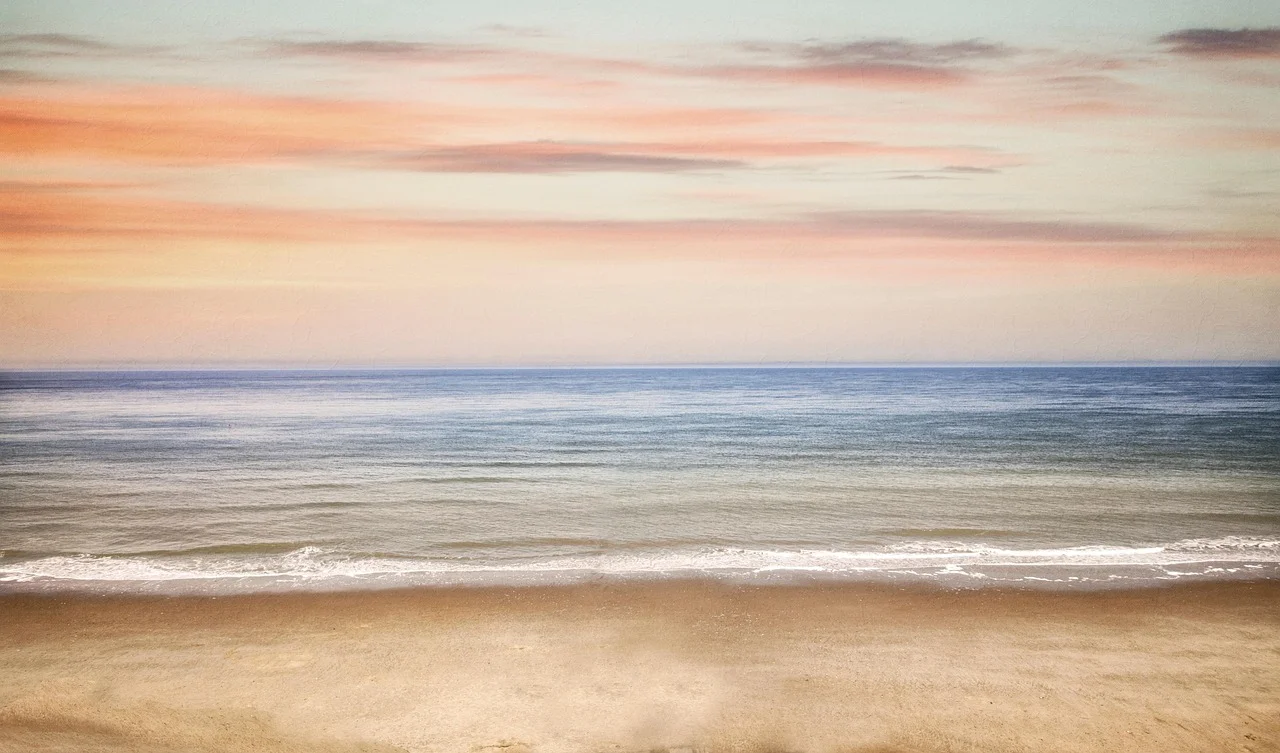 High quality minimalist sunset beach wallpaper by Illuvis from Pixabay