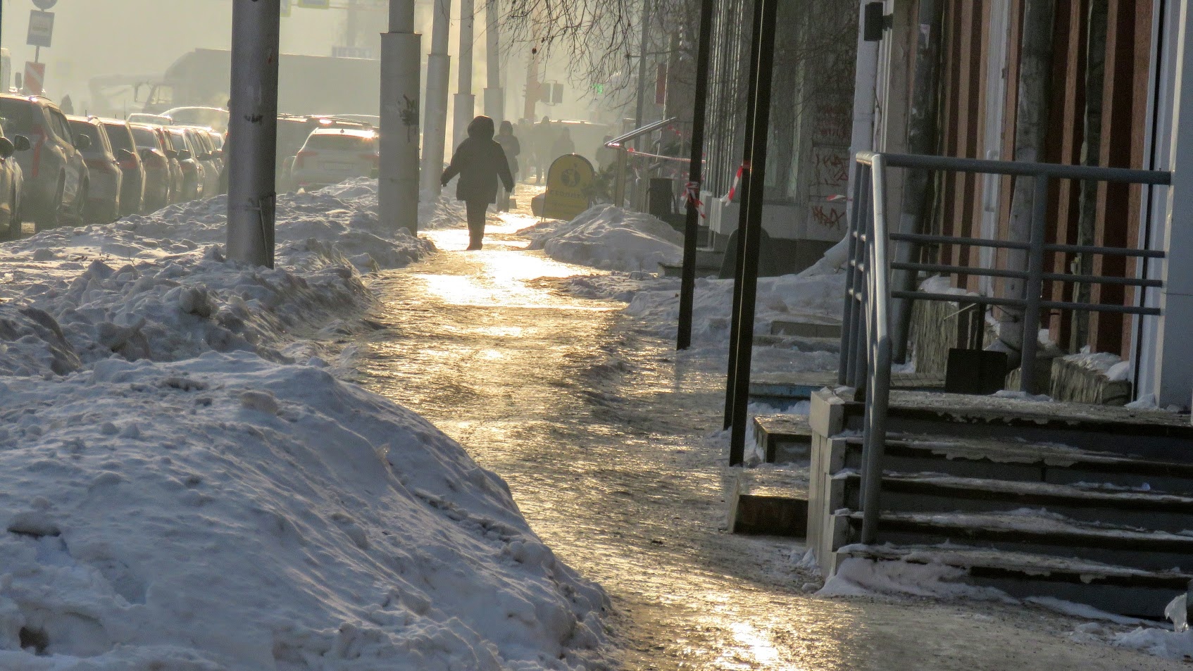 человек в шортах зимой. приколы зимой. холодно на улице холодно. галина кутерева из тольятти. холодно на улице картинки.