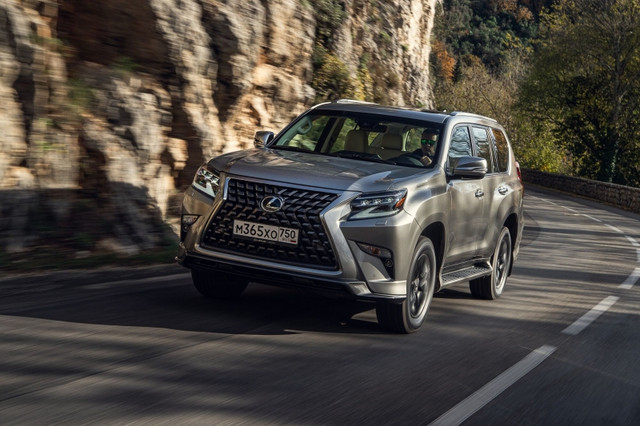 Обновление не затронуло главные особенности GX 460: это по-прежнему рамный внедорожник с мощным атмосферным мотором V8. Как же изменился этот премиальный "проходимец" после рестайлинга и что он готов противопоставить конкурентам?
⇣ СОДЕРЖАНИЕ
Автомобильная индустрия в последнее десятилетие испытывает заметное давление со стороны властей многих развитых стран: политики требуют сокращения вредных выбросов, отказа от дизельных двигателей и активно поддерживают производство электромобилей. Производители массово переходят на использование малообъёмных турбодвигателей, что вкупе с запрограммированным устареванием пагубно сказывается на надёжности современных машин. Сейчас редкий автомобиль способен проехать 200–300 тысяч километров без серьёзных поломок, а двигатели-миллионники давно ушли в историю. 

Данная тенденция не могла пройти и мимо создателей внедорожных автомобилей. Всё больше «проходимцев» меняют раму на несущий кузов, а старый добрый V8 — на 2-литровый турбомотор. Однако поклонники классических внедорожных рамных автомобилей пока ещё могут найти на нашем рынке подобные машины, в том числе и в сегменте «премиум». Одним из последних могикан является Lexus GX 460, недавно претерпевший обновление. На рестайлинговом внедорожнике мы поездили по дорогам Франции — и теперь готовы рассказать, каким же получился обновлённый автомобиль.

⇡#Экстерьер
Главное внешнее изменение сразу бросается в глаза: это новая решётка радиатора, которая стала крупнее и получила ячеистую структуру — раньше там были хромированные полосы. Изменилась и форма фар: новая светодиодная оптика с дневными ходовыми огнями в виде логотипа Lexus смотрится заметно свежее. В результате облик внедорожника заметно преобразился, прибавив в эффектности и агрессии.Интерьер 
Внутри изменений не так много: улучшены материалы отделки, появился новый руль, изменилась форма ручки АКПП. Список опций пополнился новыми высокотехнологичными решениями, среди которых четыре камеры по периметру автомобиля с системой помощи при движении по бездорожью (Multi-Terrain Monitor). Уже в базе автомобиль оснащается комплексом систем активной безопасности Lexus Safety System+, который включает в себя систему автоматического торможения перед препятствием, систему удержания в полосе, активный круиз-контроль и систему распознавания дорожных знаков. 


Технические характеристики Lexus GX 460: 

Двигатель
Тип двигателя	Бензиновый
Рабочий объём, см3	4608
Число и  тип расположения цилиндров	8, V-образное
Максимальная мощность, л. с. / кВт при об/мин	296/218 при 5500
Максимальный крутящий момент, Н·м при об/мин	438 при 3500
Динамика
Разгон до 100 км/ч, с	8,3
Максимальная скорость, км/ч	175
Трансмиссия
Коробка передач	Автоматическая, 6-ступенчатая
Привод	Постоянный полный
Ходовая
Передняя подвеска	Независимая, рычажная, пружинная
Задняя подвеска	Зависимая, рычажная, пневматическая
Передние тормоза	Дисковые, вентилируемые
Задние тормоза	Дисковые, вентилируемые
Размер шин	265/60 R18
Усилитель руля	Гидроусилитель
Кузов
Габариты, длина/ширина/высота, мм	4880/1885/1885
Колёсная база, мм	2790
Дорожный просвет, мм	215
Масса, снаряжённая (полная), кг	2340–2400 (2990)
Число мест/дверей	5 (7) / 5
Объём багажника, л	621 (104)
Топливо
Рекомендуемое топливо	АИ-95
Объём бака, л	87
Расход на 100 км, городской/загородный/смешанный цикл, л	17,7 / 12,8 / 9,9
Актуальная цена, руб.	От 4,565 млн
Любопытно, что после обновления начальные комплектации Lexus GX 460 не только не подорожали, но и даже стали немного доступнее. Так, внедорожник в начальной комплектации Executive 5 оценён в 4,565 млн рублей. Впрочем, даже базовый GX оснащён весьма богато: полностью светодиодная оптика, 18-дюймовые легкосплавные диски, люк с электроприводом, боковые подножки с подсветкой, электрорегулировка руля по наклону и по вылету, электрообогрев руля, лобового стекла, зеркал и передних сидений, вентиляция передних кресел, кожаная обивка сидений, система бесключевого доступа в салон, адаптивная регулируемая подвеска, задняя пневмоподвеска, навигационная система, система стабилизации положения кузова, блокировка межосевого дифференциала. В максимальной комплектации Premium Sport 460-й потянет уже на 5,061 млн рублей. 

В стоимость покупки, независимо от комплектации, уже включены три года использования сервиса «Помощь на дороге», три года гарантии на автомобиль и три очередных регламентных технических обслуживания (10, 20 и 30 тысяч километров) в рамках программы «Пакетное ТО». 

⇡#На дороге
Как и в случае с Lexus RX, обновлённый GX мы тестировали на дорогах Франции. На европейских дорогах GX 460 — редкий гость, всё-таки его родная стихия — это страны с не самым лучшим дорожным покрытием. Впрочем, даже в курортном Марселе организаторы тест-драйва смогли найти несколько километров дорог, по своему качеству напоминающие направления типичной российской глубинки. 


По разбитым дорогам Lexus GX может мчать даже быстрее, чем в принципе разрешено ехать по городу. Кажется, что чем хуже становится покрытие, тем лучше с ним справляется адаптивная подвеска 460-го. Просто добавляешь газу — и внедорожник мчит вперёд с уверенностью танка. По комфорту на плохих дорогах GX 460 — один из лучших автомобилей не только в своём классе, но и вообще. 

На трассе 2,5-тонная машина тоже не теряется. Могучий V8 уверенно разгоняет внедорожник до максимально разрешённых 130 км/ч. Первую сотню GX набирает уже за 8,3 с — таким результатом может похвастаться далеко не каждый седан бизнес-класса. Другое дело, что сама натура 460-го не располагает к динамичной езде. При активных ускорениях и — особенно — торможениях становятся заметны крены, которые всё же возникают, несмотря на старания системы KDSS. Гораздо приятнее не спеша набрать разрешённую скорость, активировать интеллектуальный круиз-контроль и бонусом получить значительно меньший расход бензина. 

Внедорожный спецучасток GX 460 преодолел с лёгкостью, что совсем не удивляет. Ведь это один из самых лучших "проходимцев" в премиум-сегменте: рама, высокий клиренс, межосевая блокировка, система Multi Terrain Select, пневмоподвеска, мощный двигатель — всё это позволяет чувствовать себя уверенно даже на серьёзном бездорожье. 


Понятно, что GX 460, в отличие от того же Lexus RX, подойдёт далеко не всем. Его целевая аудитория — мужчины в возрасте 45+, которым приходится часто ездить по плохим дорогам. Высокая надёжность, отличная проходимость, классическая компоновка салона с крупными переключателями — за это обеспеченные покупатели и готовы выложить 4,5 млн рублей. Добавьте сюда и высокую ликвидность внедорожников Lexus — так что своих покупателей он наверняка найдёт. Большой расход топлива, крены, довольно средняя управляемость, уступающий немецким конкурентам салон — всё это лояльные владельцы «Лексусов» готовы прощать своему любимцу. 

⇡#Конкуренты
Выбор больших рамных внедорожников на российском рынке не так велик. Имея те же 5 млн, можно присмотреться к главному бестселлеру в этом классе: Toyota Land Cruiser 200. Базовая «двухсотка» будет, конечно, победнее, чем Lexus. Зато вы получите более просторный автомобиль с дизельным (бензин тоже доступен) двигателем мощностью 249 л. с., который будет потреблять заметно меньше топлива. 


Land Rover Discovery, хоть он больше и не является рамным внедорожником, тоже можно записать в конкуренты герою статьи. За те же 5 млн рублей можно приобрести Disco с 3-литровым дизелем V6 мощностью 249 л. с. При этом Land Rover может похвастаться заметно более качественным салоном, да и в городских условиях он будет явно приятнее рамного Lexus.
