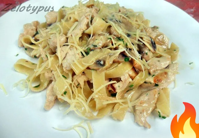 Постер Паста с курицей и грибами в сливочном соусе