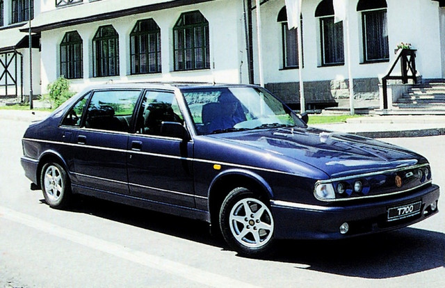 Автомобиль Tatra T700, дебютировавший в 1996 году, представлял собой перелицованную и модернизированную модель T613. От нее седану досталась архаичная для тех лет конструкция с расположенным сзади двигателем воздушного охлаждения. На заднеприводную «Татру Т700» устанавливались инжекторные моторы V8 объемом 3,5 или 4,4 литра мощностью 200 и 233 л. с. соответственно.Спрос на представительскую «Татру» был крайне низким даже со стороны традиционных «клиентов» — огранов государственных власти. Во второй половине 1990-х годов подобный автомобиль не мог составить хоть какую-нибудь конкуренцию другим машинам этого класса.

К 1998 году, когда производство этой модели завершилось, было выпущено всего около 60 автомобилей. Tatra T700 стала последней легковой машиной этой чешской марки.