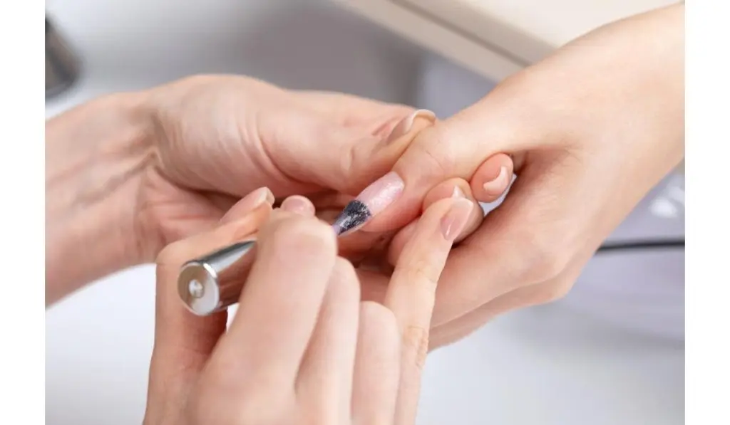 Cum să folosești corect top coat cu particule glitter pentru un finisaj perfect