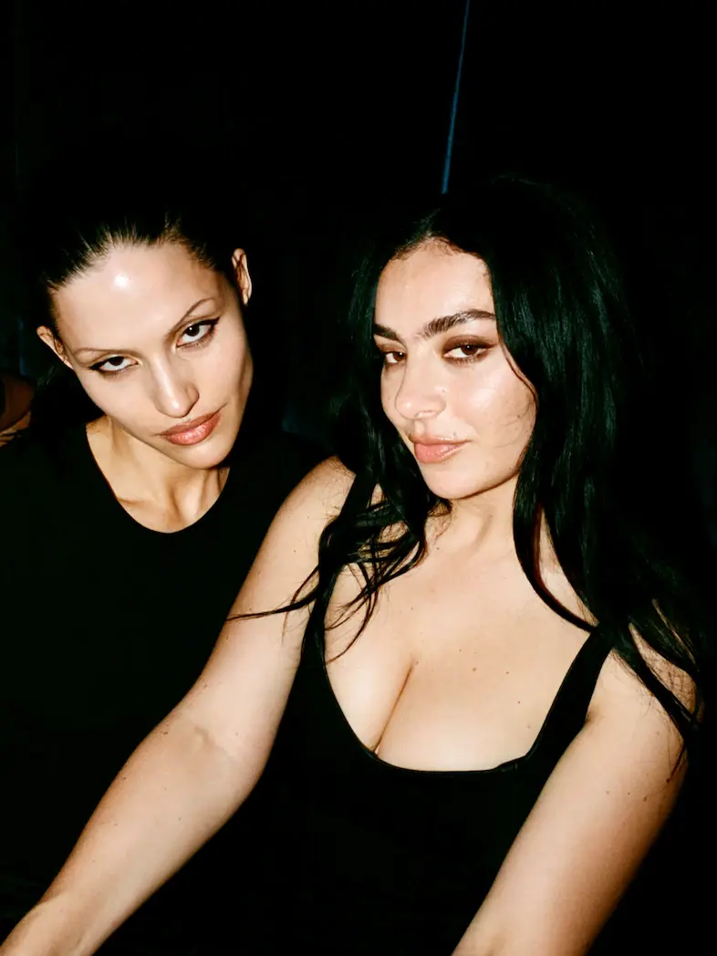 Charli XCX şi Lyas aruncă o petrecere sălbatică la Paris Fashion Week