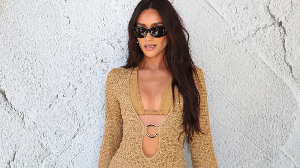 Shay Mitchell uimește în costumul de baie de la Baywatch