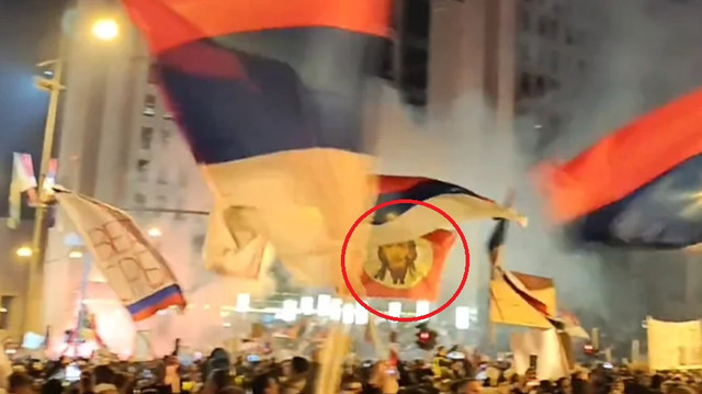 Zastava-Pravoslavne-armije-na-protestu-u-Beogradu