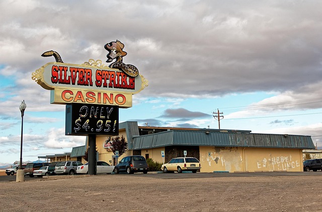Panneau publicitaire d'un casino local avec offre spéciale