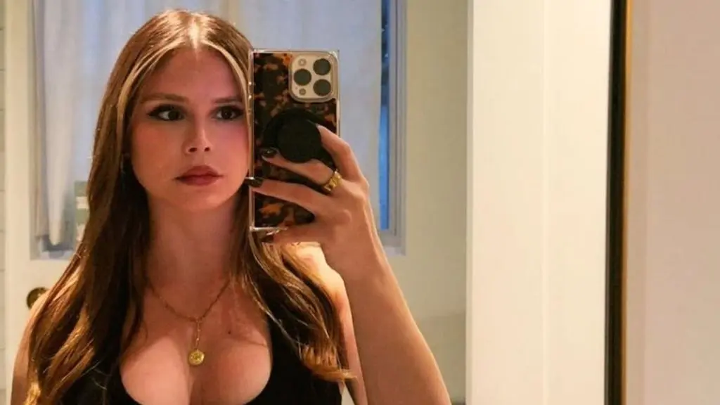 Erin Moriarty Stuns in Curve-Hugging Scarlet Dress