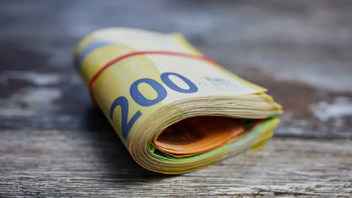 Adio plăți cash mari: UE impune un plafon de 10.000 de euro din 2026