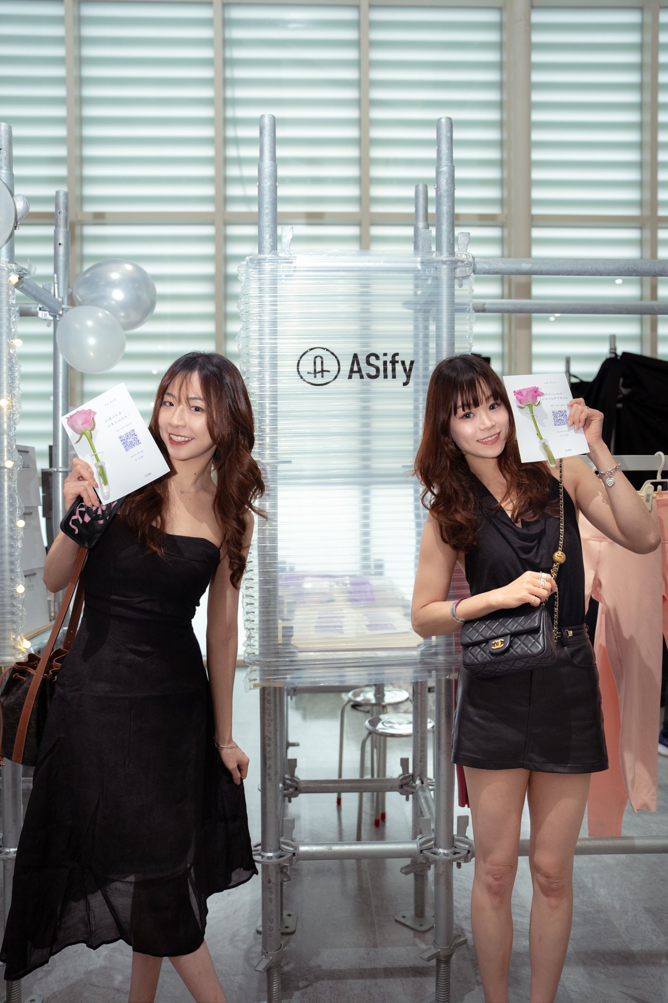 軒軒老師與 Vivi 老師拿著 ASify 花卡