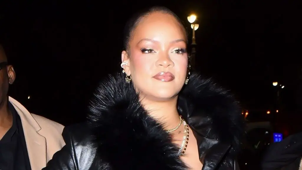 Minidress-ul Rihanna „Vede prin dantelă” fură spectacolul
