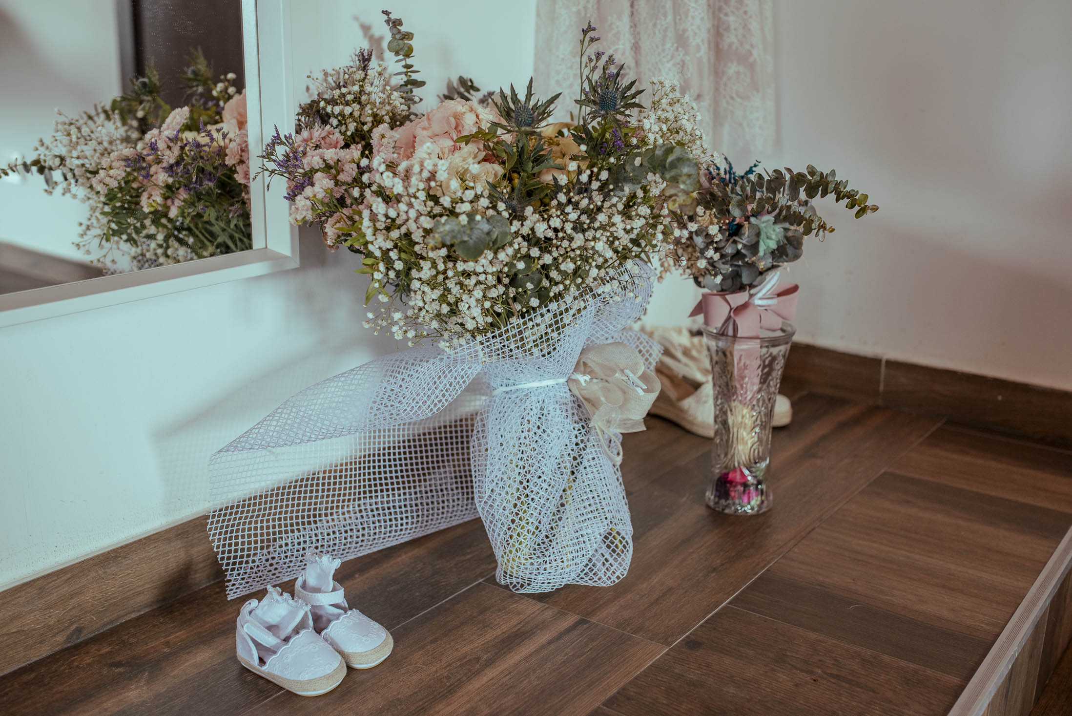 Fotografía de boda en Zaragoza de Ibone durante los preparativos mientras colocan su vestido de novia