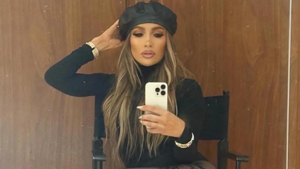 Jennifer Lopez Teeters la marginea în Dolce & Gabbana