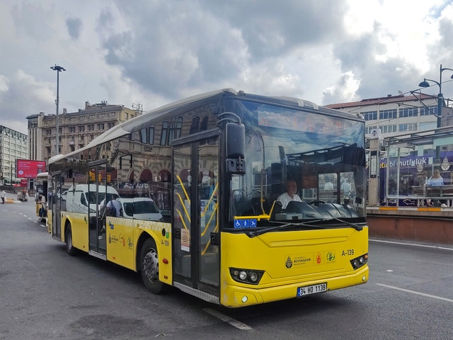 3284557