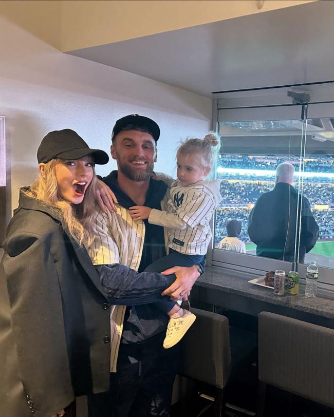 Gehrig Dieter, ex alumno de los Kansas City Chiefs, publicó una foto de Taylor Swift posando con su hija en el juego Yankees-Guardians del lunes.Dieter Gehrig/Instagram