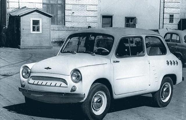 Первый опытный образец модели Москвич-444 увидел свет в 1957 году. В его внешнем виде и конструкции узлов чувствовалось влияние Фиат-600, но от своего прототипа новый Москвич отличался размером шин — конструкторы увеличили его с 12 до 13 дюймов. В результате передние колесные ниши очень потеснили багажник с боков, а задние сблизились настолько, что почти уперлись в головки цилиндров оппозитного мотора. Этот экземпляр уже имел взаимозаменяемые лобовое и заднее стекла.

В 1958 году было построено еще несколько автомобилей с измененными элементами оформления: установили переднее крыло с более высокой верхней частью, изменили форму облицовки.

В 1959 году появилось еще несколько экземпляров. Новые автомобили имели опускные, а не сдвигающиеся, стекла дверей. Были убраны стреловидная подштамповка на двери и «гребенка». Задние фонари оснастили катафотами не в средней, а в нижней части. Подфарники оборудовали в отдельных корпусах на крыльях.

Изначально на Москвиче-444 стоял двигатель МД-65 Ирбитского мотоциклетного завода, имевший воздушное охлаждение, но на испытаниях выяснилось, что он непригоден для автомобиля, тогда серийные машины стали снабжать V-образным двигателем мощностью 23 л.с.
