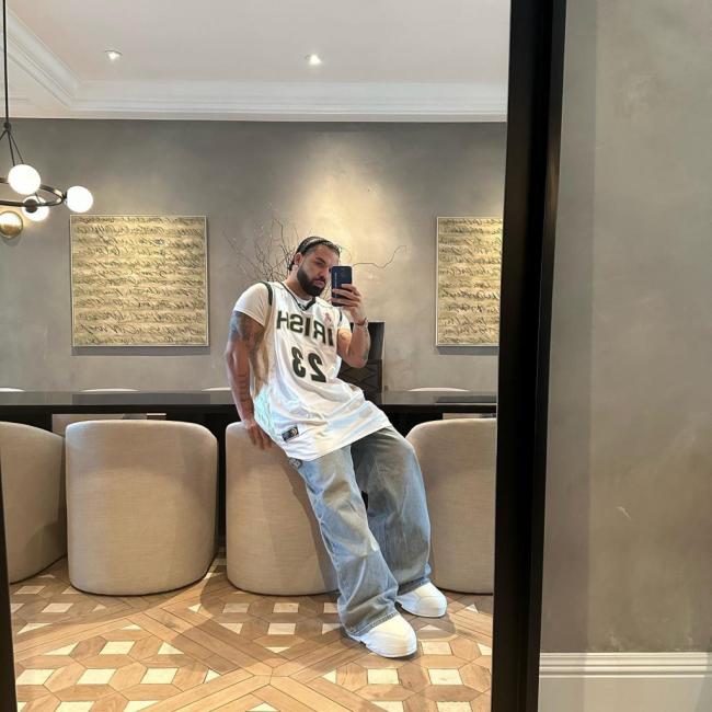 “Drake está pasando por su crisis de la mediana edad... ¿Qué demonios le pasó para ponerse el pelo en coletas y posar con labios de pato? Jajaja... danos una bofetada, muchacho”, escribió un fan.Instagram/@champagnepapi