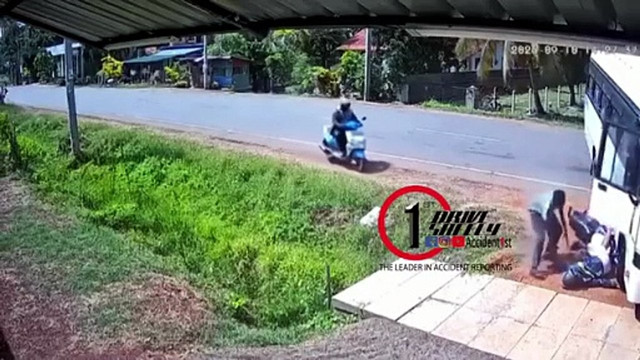பேருந்து வந்த அதே திசையில் வந்த மோட்டார் சைக்கிள், சாலையின் குறுக்கே திரும்பிய பேருந்து மீது மோதியது