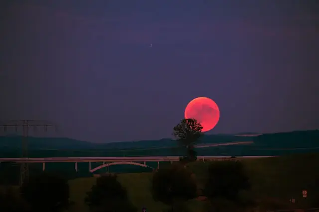 Eclipsă lunară parțială din 28 august 2026: un eveniment aproape total, vizibil pe multe continente