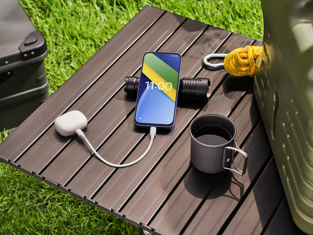 POCO C95 Pro Lifestyle Reverse charging.jpg