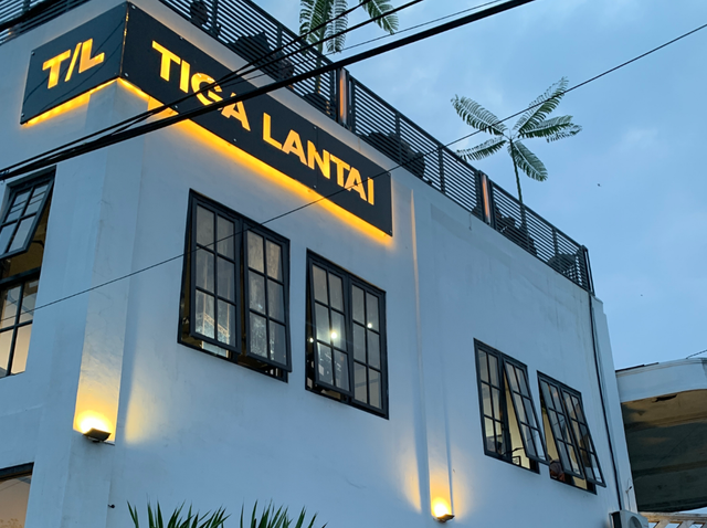 TIGA LANTAI 