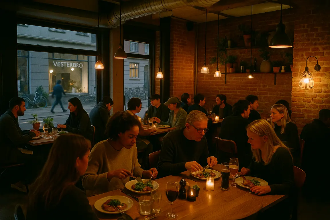 Et levende restaurationsmiljø på Vesterbro med gæster der nyder mad i hyggelige omgivelser