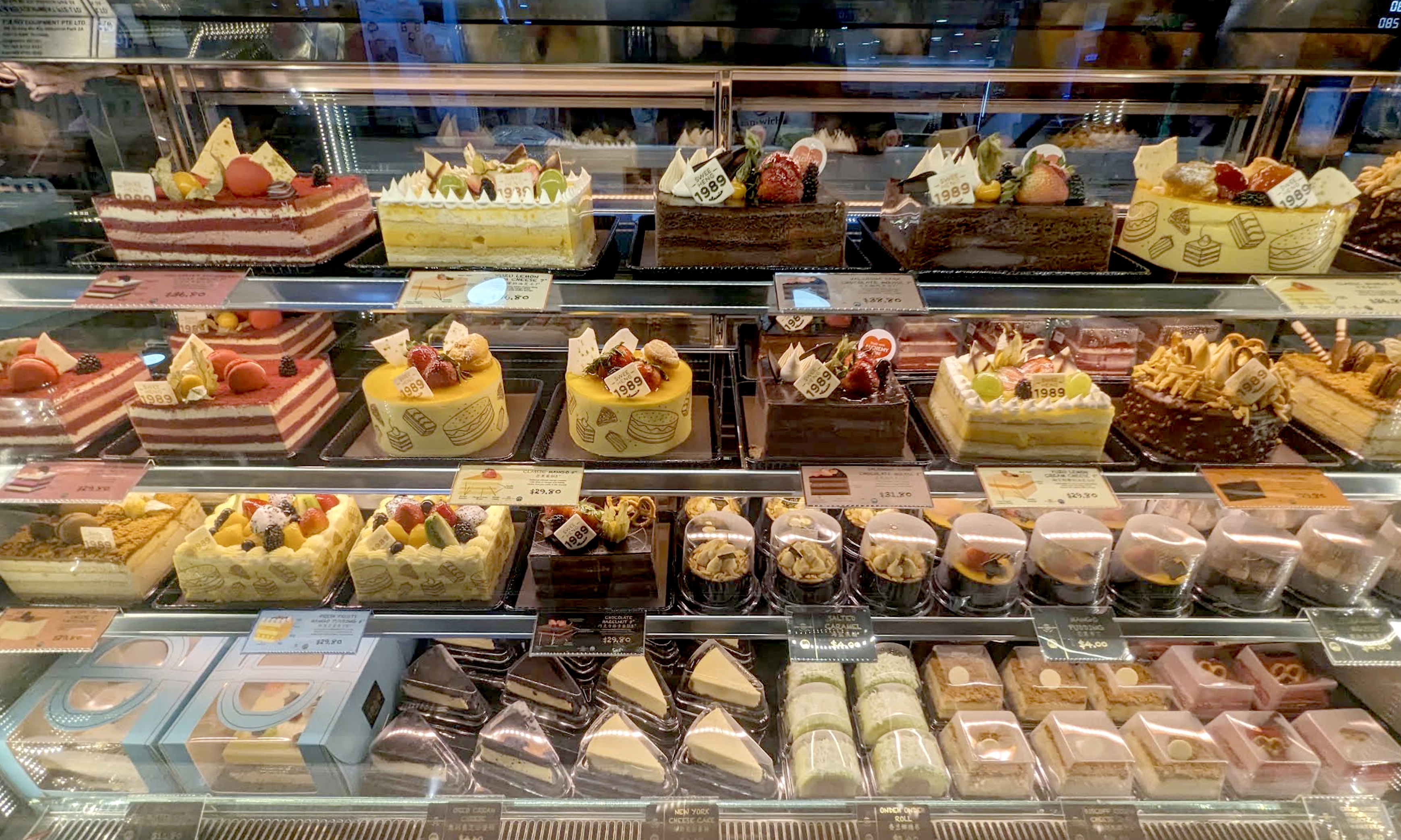 Freshly baked buns and pastries at Swee Heng 1989 Signature