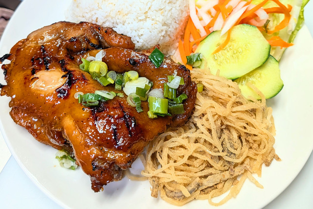 Broken-Rice-with-Grilled-Chicken-Shredded-Pork