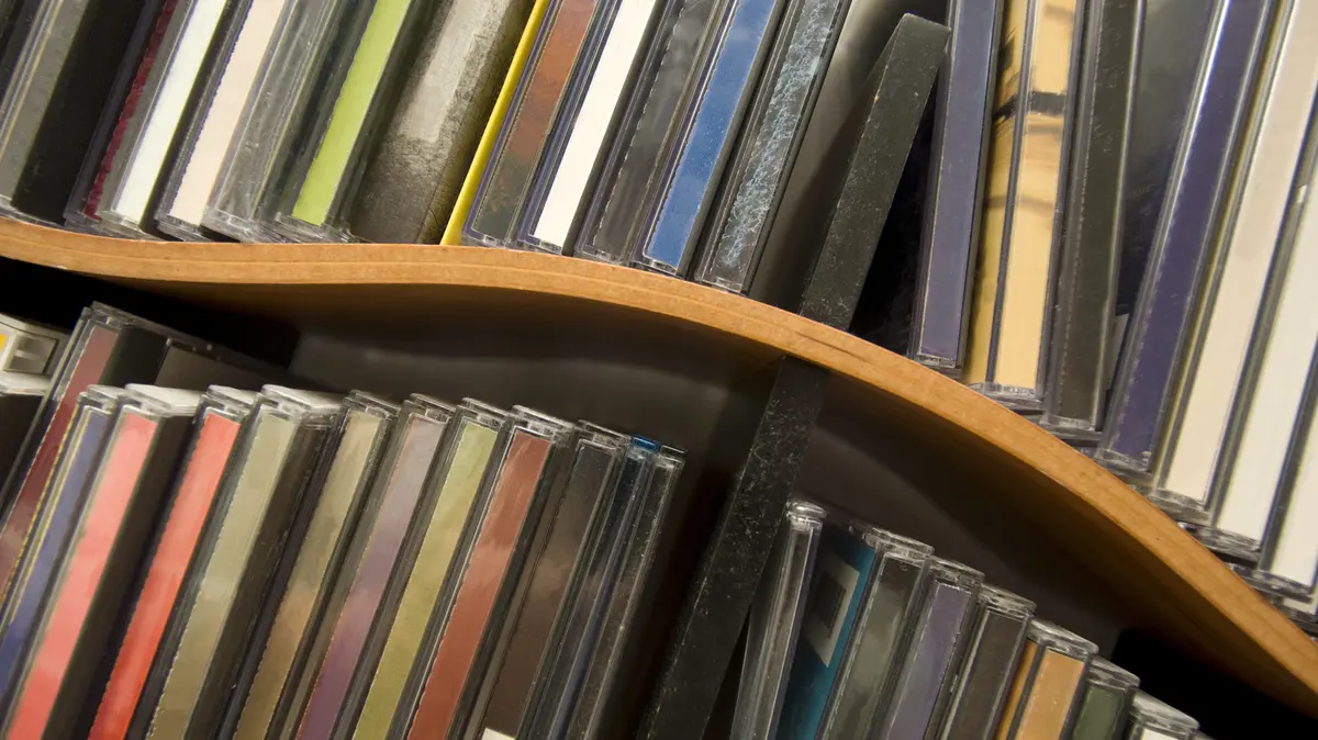 Bucătărie organizată cu vechi rack-uri de CD-uri
