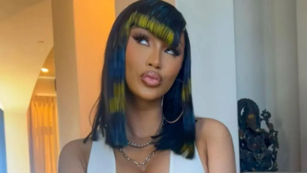 Cardi B stunează săptămâna modei din Paris cu costumul de baie Polka-Dot