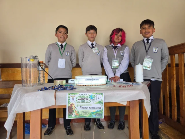 Estudiantes exponen un proyecto escolar relacionado con sostenibilidad