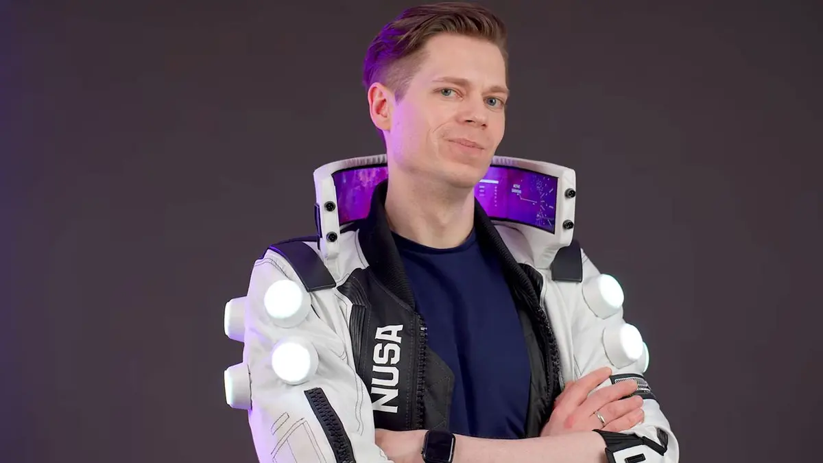 Cyberpunk 2077 Cosplay Jacket Boasts Flexible OLED Collar