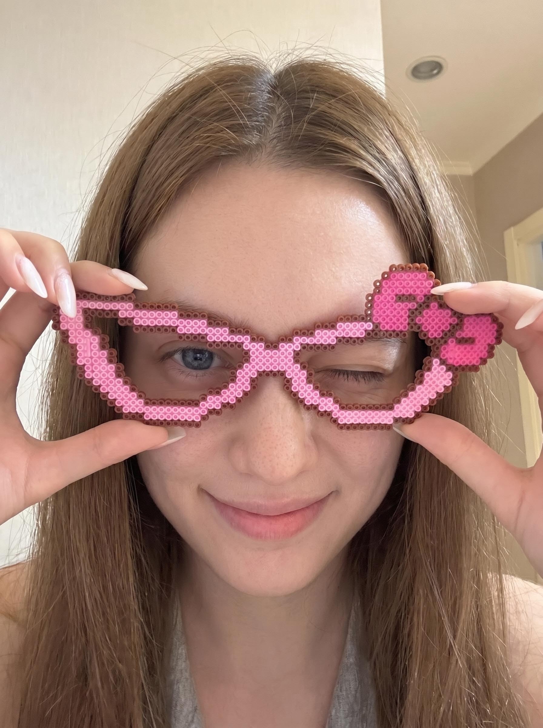 Whether you're looking for a weekend craft project or a ready-to-wear Sanrio accessory, Hello Kitty perler bead glasses offer a unique 8-bit aesthetic. This guide covers the differences between DIY kits and finished pieces, durability tips, and how to get the perfect fuse.