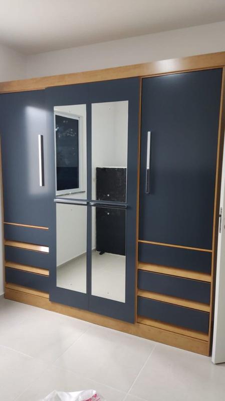 Guarda-roupa Casal com Espelho 4 Portas 6 Gavetas Araplac Atraente Sofia