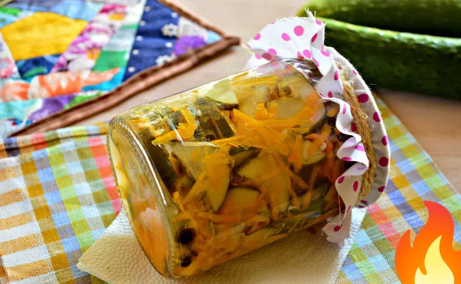 Постер Маринованный салат из огурцов с морковью и чесноком