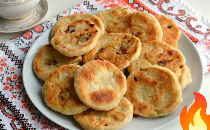 Постер Постные луковые лепёшки на сковороде