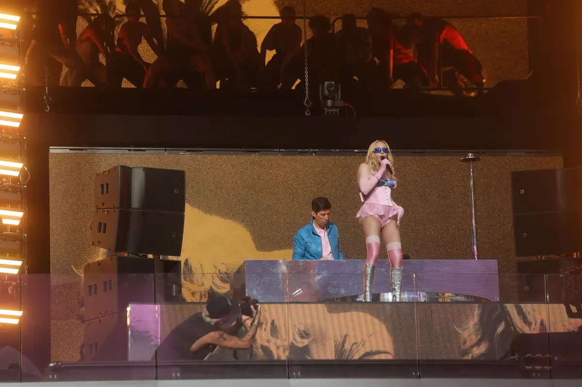 Madonna a ținut un concert-surpriză după un anunț pe o aplicație de dating