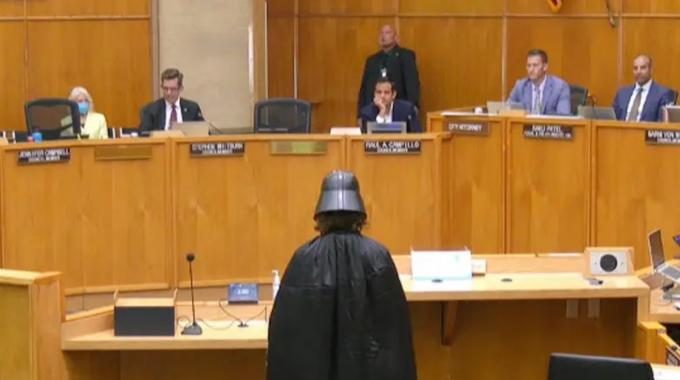 Διαταραχή στη δημοτική συνεδρίαση – Ο Darth Vader υπέβαλε αίτημα κατά των καμερών παρακολούθησης