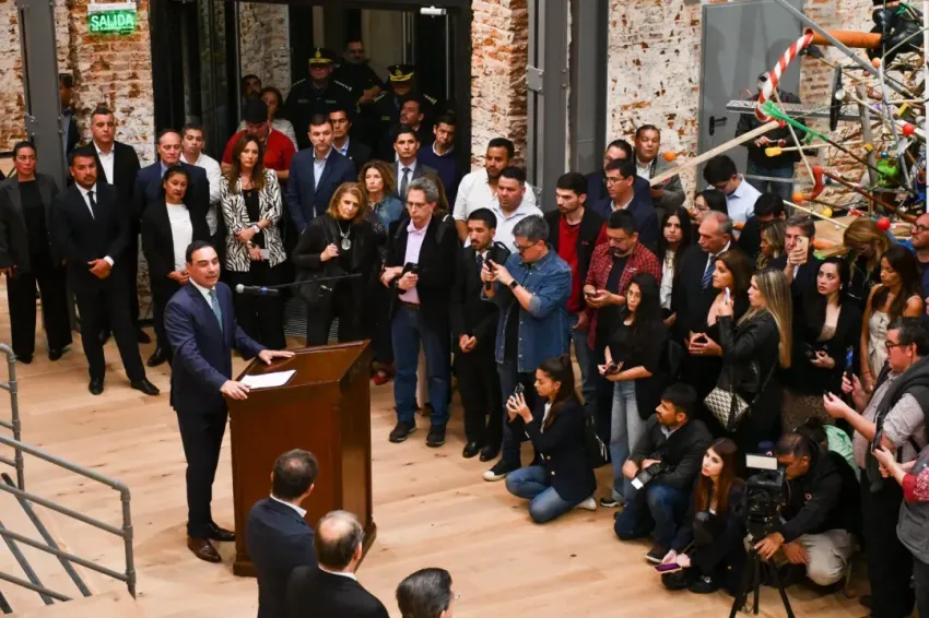 INAU MACC-VALDÉS.webp PATRIMONIO CULTURAL Valdés agradeció la donación de obras para el Museo de Arte Contemporáneo de Corrientes