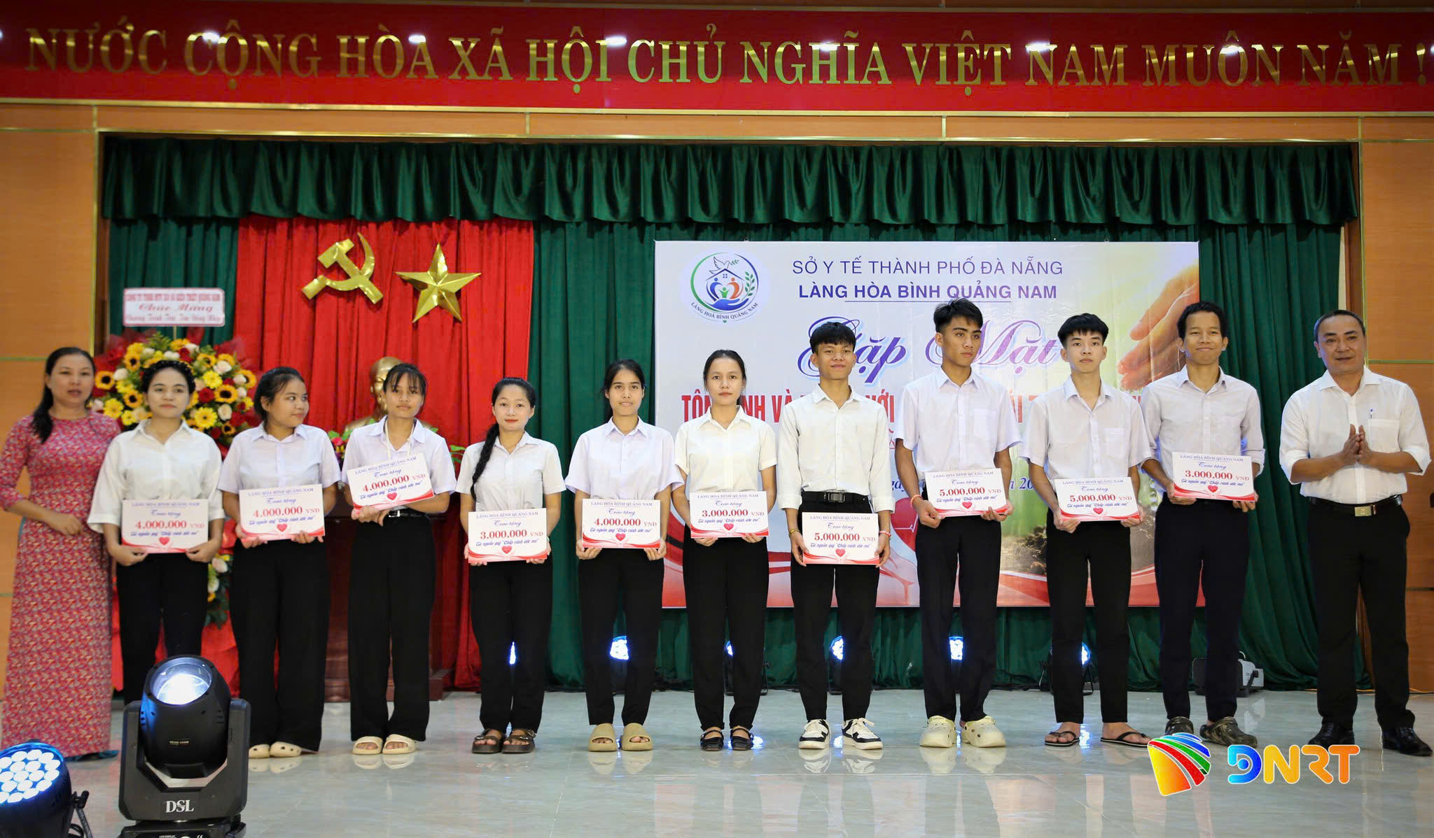 Trao học bổng từ Quỹ “Chắp cánh ước mơ” động viên 11 học sinh có thành tích xuất sắc trong học tập