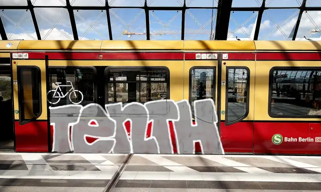 Graffiti artwork by Tkiz