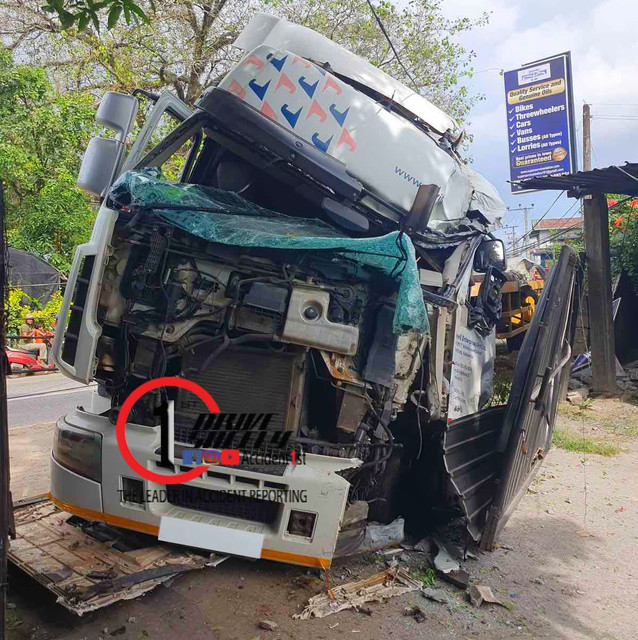 කඩුවෙලදී ප්‍රයිම්මුවර් රථයක් මාර්ගයේ පසෙක තිබූ විදුලි කනුවක හා ව්‍යාපාරික ස්ථායක ගේට්ටුවක ගැටේ