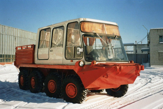 В 1994 году в экспериментальном цехе КАвЗа был построен автобус на шасси БТР-80. Разработкой этого транспортного средства конструкторы занимались в инициативном порядке в расчете на получение заказа на его серийный выпуск со стороны нефтегазовых компаний.
    Этот необычный автобус сохранил возможность плава и проходимость базового шасси, предложив дополнительно пассажирам (одиннадцать человек плюс водитель) совершенно иной уровень комфорта, недоступный военной технике. Кроме того, благодаря большой площади остекления была существенно улучшена обзорность для водителя, а в задней части, над моторным отделением, разместилась бортовая платформа.
    Всего было построено два таких автобуса, при этом второй экземпляр был построен в 1995 году на базе БТР, предоставленного заказчиком. Один из построенных автобусов получил элементы экстерьера семейства «3275».
