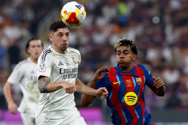 كلاسيكو الأرض.. القوة الهجومية لبرشلونة تصطدم بصحوة ريال مدريد في "كامب نو"